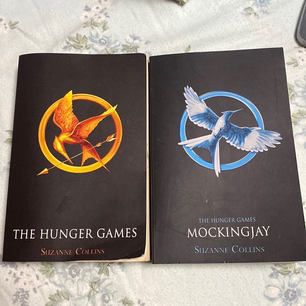 2x Suzanne Collins Novels The Hunger Games & Mockingjay - Picture 5 of 8